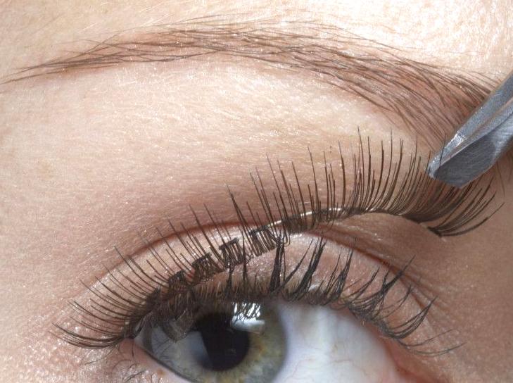 Strategies for Applying False Eyelashes Effectively